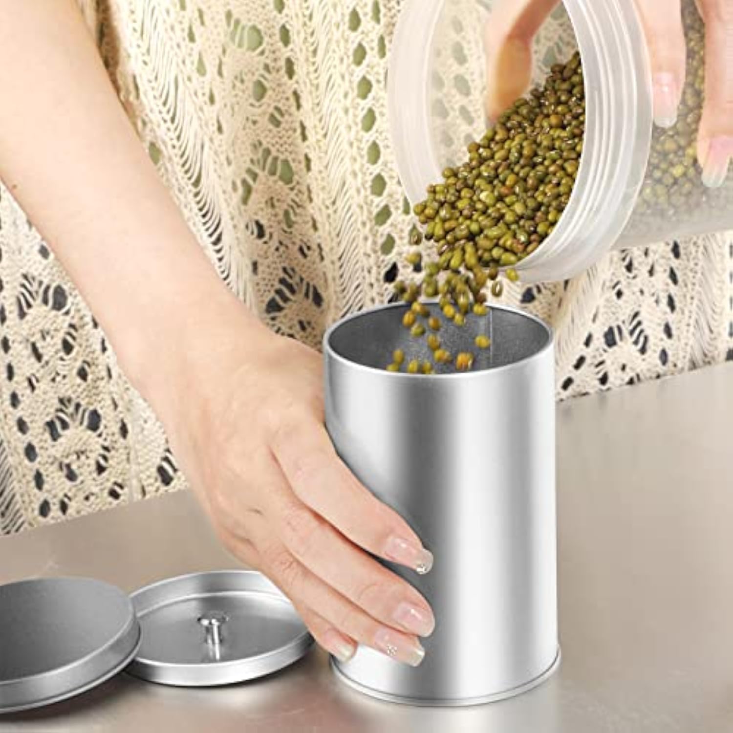 느슨한 차를 마시기 위해 작고 둥근 금속 커피 캔을 비우세요