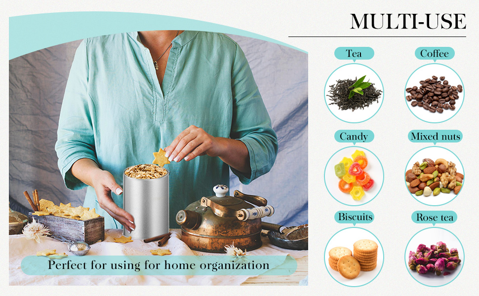 느슨한 차를 마시기 위해 작고 둥근 금속 커피 캔을 비우세요