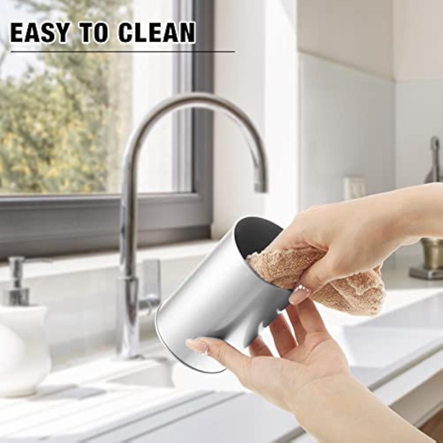 느슨한 차를 마시기 위해 작고 둥근 금속 커피 캔을 비우세요