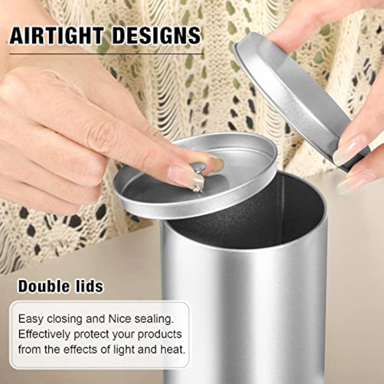 느슨한 차를 마시기 위해 작고 둥근 금속 커피 캔을 비우세요