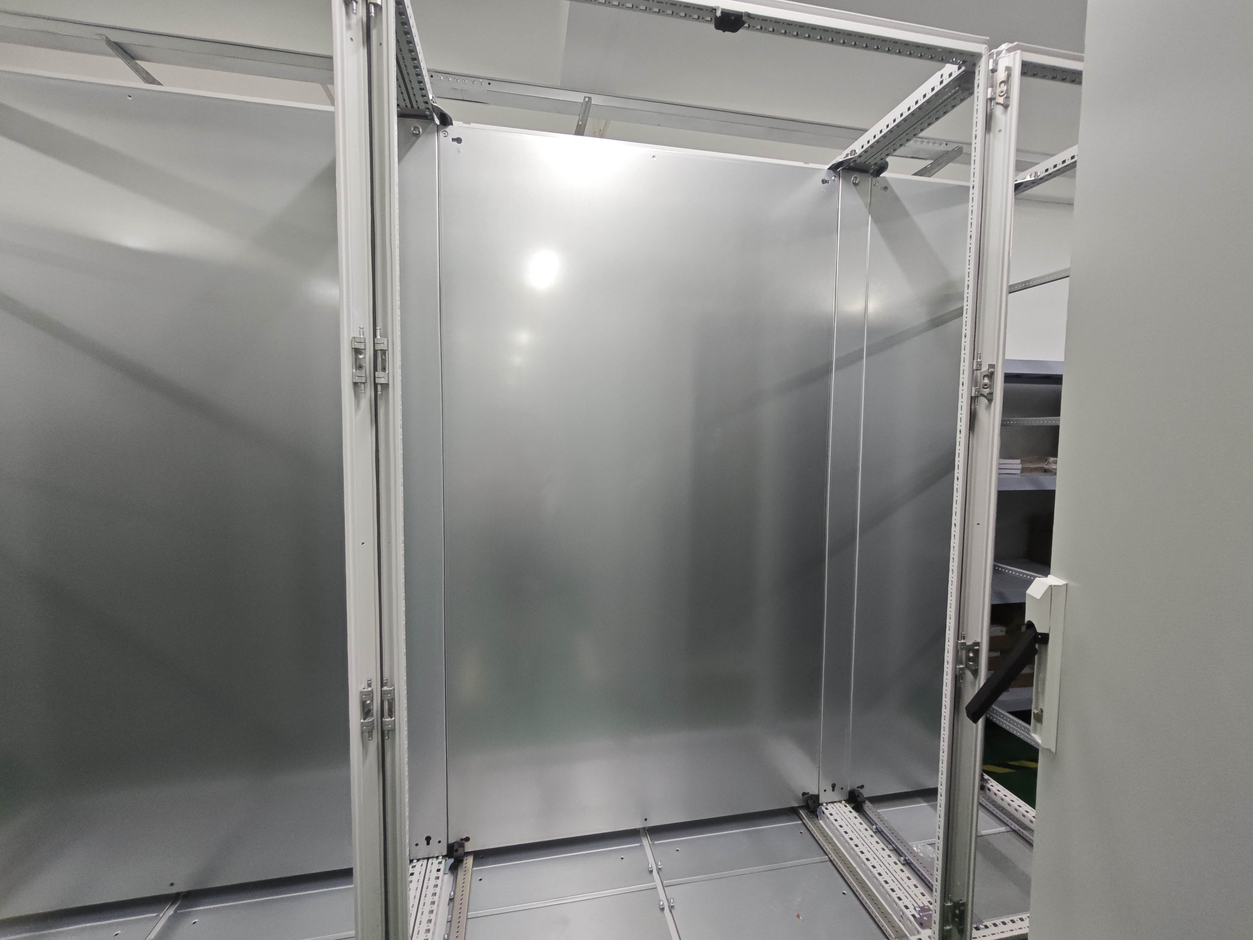 서버 랙 인클로저 대 개방형 프레임 랙:IT 설정에 적합한 것은?