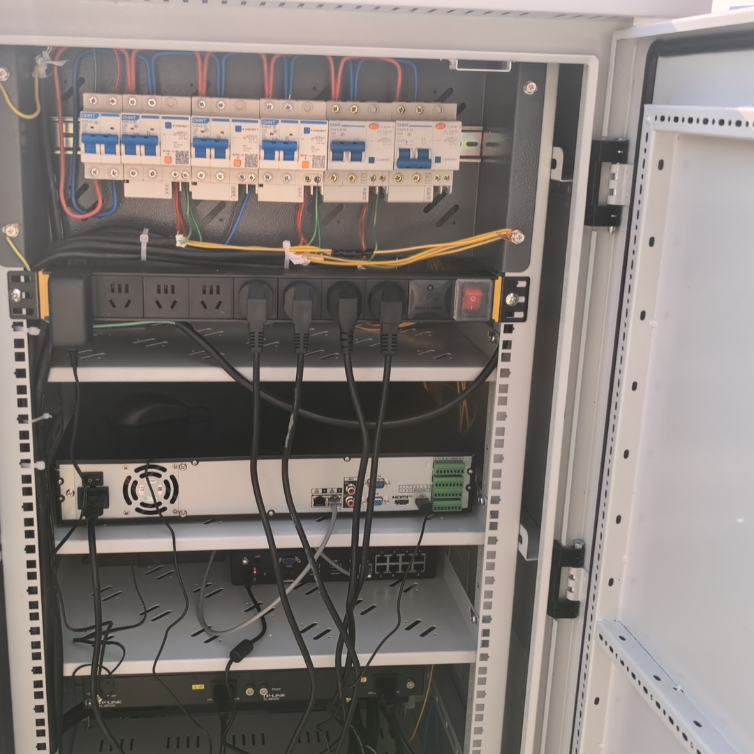 공간 및 보안 극대화:데이터 센터 캐비닛 인클로저 설계의 혁신